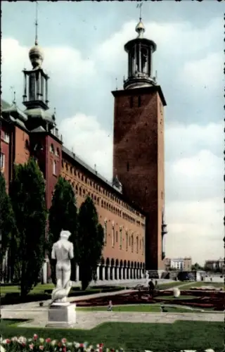 Ak Stockholm Schweden, Stockholm Stadshuset, Statue im Vordergrund, Blumenbeet, Historisches Gebä