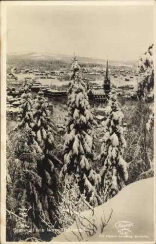 Ak Sundsvall Schweden, Sundsvall von Stadsberge, verschneite Bäume, Kirche im Hintergrund, Fotogr