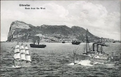 Ak Gibraltar,  Felsen im Hintergrund, Schiffe auf dem Wasser,  Darstellung