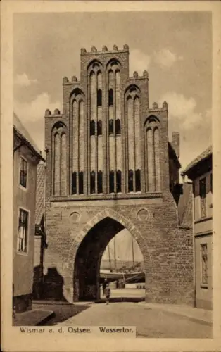 Ak Hansestadt Wismar, Wassertor, gotische Architektur, Backsteinbau, Ostsee