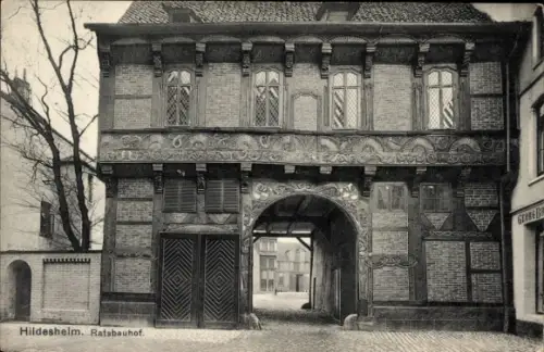 Ak Hildesheim in Niedersachsen, Ratsbauhof,  Architektur, verzierte Fassade