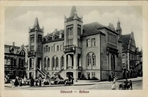Ak Gütersloh in Westfalen, Rathaus,  Architektur, Menschen auf der Straße