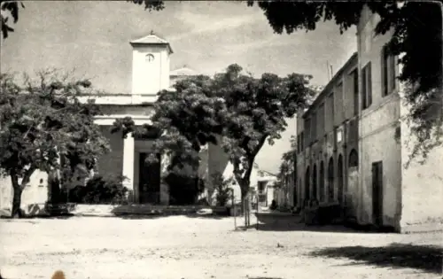 Ak Gorée Dakar Senegal, Eglise paroissiale, Bäume, Straße, Schwarz-Weiß-Foto