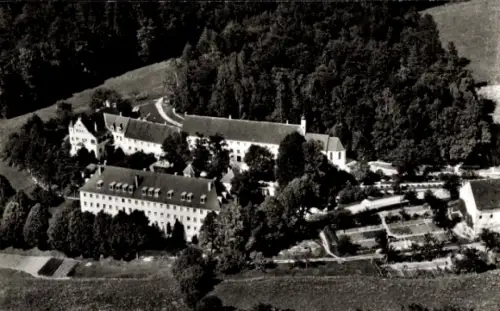 Ak Krumbach in Schwaben, Krumbad, Luftaufnahme des Mineralheil- und Kneippbads Krumbad, umgeben v