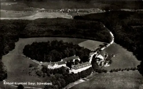 Ak Krumbach in Schwaben, Krumbad, Luftaufnahme des Kurorts, Landschaft mit Wäldern und Feldern