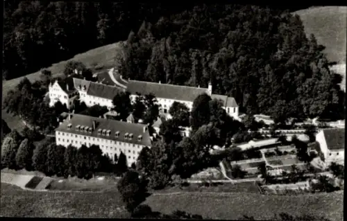 Ak Krumbach in Schwaben, Krumbad, Luftaufnahme des Mineralheil- u. Kneippbad, umgeben von Bäumen 