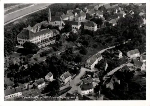 Ak Oberkirchberg Illerkirchberg in Württemberg, Luftaufnahme von Oberkirchberg, Gebäude und Lands