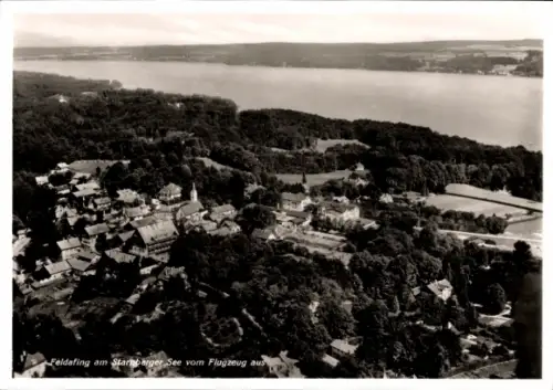 Ak Feldafing am Starnberger See Oberbayern, Luftaufnahme von  Starnberger See, Wald, Häuser, See