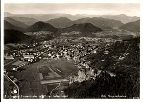 Ak Hauenstein in der Pfalz, Luftaufnahme, Dorfansicht, Pfälzer Felsenland, Schwarz-Weiß, Landscha