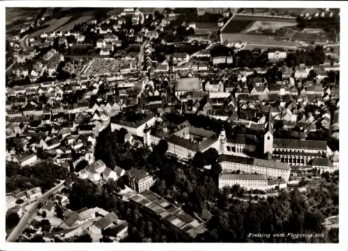 Ak Freising in Oberbayern, Luftaufnahme von   Gebäude, Stadtansicht, photographisch