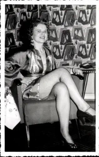 Ak Frau in erotischer Kleidung, Portrait