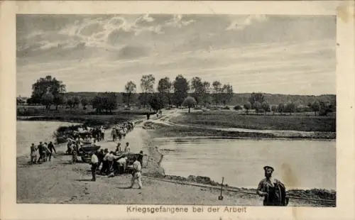 Ak Kriegsgefangene bei der Arbeit