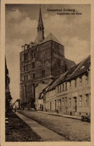Ak Kołobrzeg Kolberg Pommern, Domstraße mit Dom