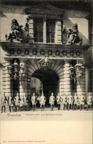 Ak Dresden, Gardereiter, Schlosswache
