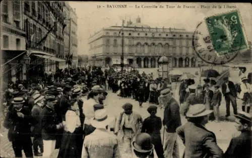 CPA Bayonne Pyrénées Atlantiques, Controle du Tour de France, Place de la Liberte