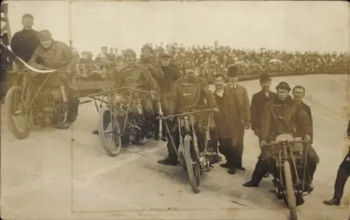 Foto Ak Radrennsport, Radrennfahrer am Start