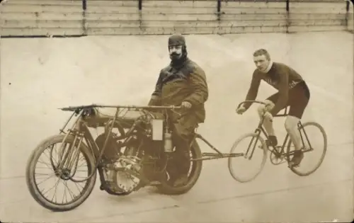 Foto Ak Radrennsport, Radrennfahrer, Schrittmacher