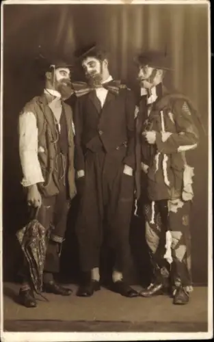Foto Ak Drei Männer in Kostümen, Gruppenfoto, Schauspieler