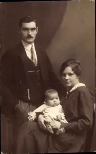 Foto Ak Familienbild, Eltern, Baby