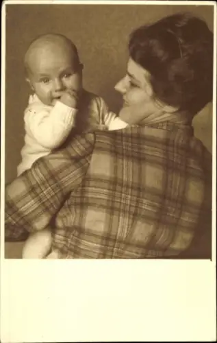 Foto Ak Frau mit Baby, Porträt