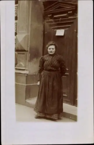 Foto Ak Frau in schwarzem Kleid, Porträt