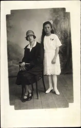 Foto Ak Porträt einer jungen Frau mit Kind, Frisur, Kleider