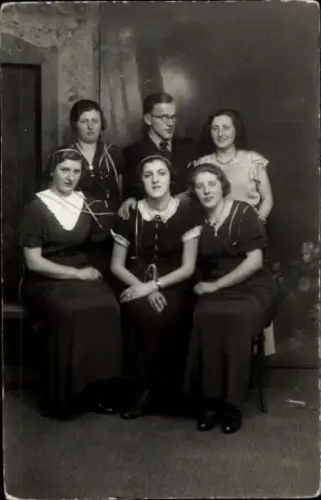 Foto Ak Gruppenbild der Frauen, Schwarze Kleider