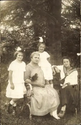Foto Ak Familienbild, Frauen, Kinder