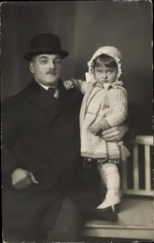 Foto Ak Mann mit Kind, Porträt, Hut, Mantel