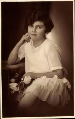 Foto Ak Mädchen-Porträt, Rosen