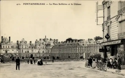 Ak Fontainebleau Seine et Marne, Platz Solférino, Château,  Architektur, Menschen, Fahrräder