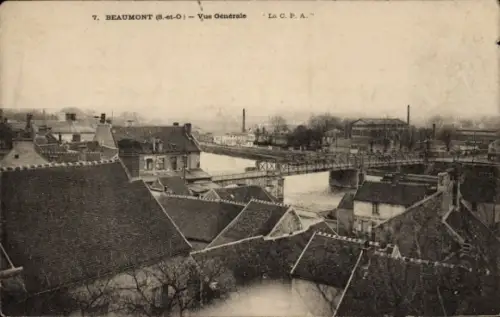 Ak Beaumont en Auge Calvados, Vogelperspektive auf Gebäude, Brücke, Wasser, historisch, schwarz-w