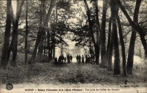 Ak Écouen Val d'Oise, Eingang zur Maison d'Education, Gruppe von Personen, Bäume, Weg