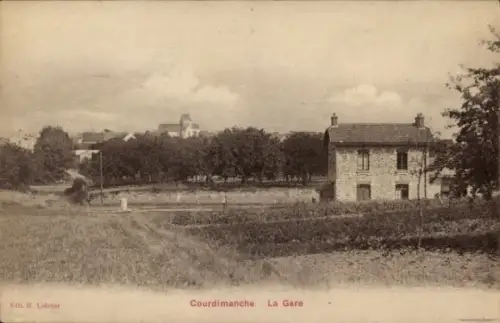 Ak Courdimanche sur Essonne Essonne, Fotografie der Gare in  ländliche Umgebung, alte Gebäude