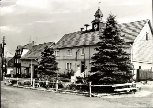 Ak Gotha in Thüringen, Haus mit Uhrturm, Straßenansicht, Bäume, ländliche Umgebung