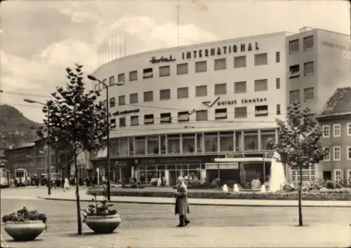 Ak Reichenbach im Vogtland, Hotel INTERNATIONAL, modernes Gebäude, hölzerne Fassaden, zentrale La