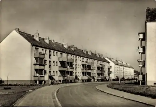 Ak Sömmerda in Thüringen, Moderne Wohnsiedlung, ruhige Straße, gut erhaltene Gebäude