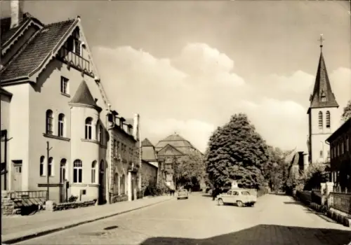 Ak Sömmerda in Thüringen, Straße mit Häusern, Bäume, Kirche, Auto, Himmel