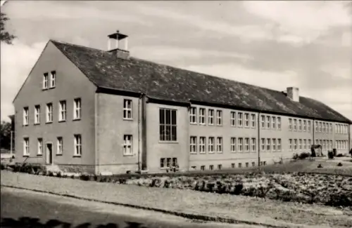 Ak Muldenstein an der Mulde Sachsen Anhalt, Polytechnische Oberschule, Gebäudeansicht, Schwarz-We