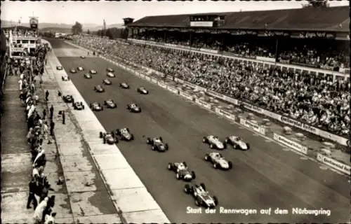 Ak Nürburg in der Eifel, Nürburgring, Start der Rennwagen, große Menschenmenge, Tribüne,  Autos