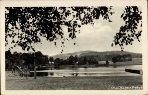 Ak Ohorn in Sachsen, Schwimmbecken, Landschaft, Bäume, Himmel, Ohorn/Sachsen Freibad