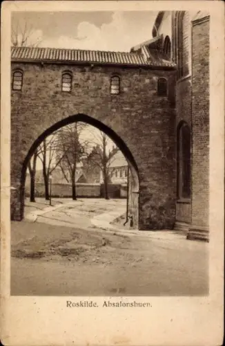 Ak Roskilde Dänemark,  Absalonsbuen, s Bauwerk, schmale Straße
