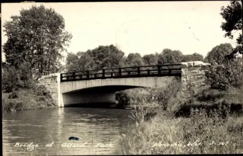 Ak Kenosha Wisconsin USA, Brücke, Alford Park, Wasser, Bäume, Landschaft