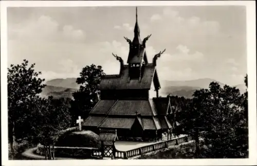 Ak Fantoft Årstad Bergen Norwegen, Stabkirche, Bäume, Weg, Berge im Hintergrund