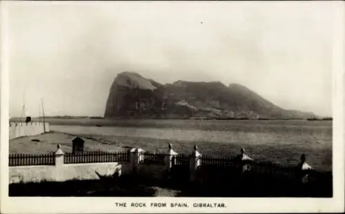Ak Gibraltar, Felsen von  Meer, Zaun, Schiffe, keine Persönlichkeiten