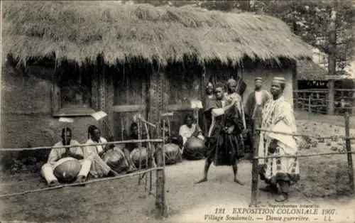 Ak Soudan Francais Mali, Koloniale Ausstellung 1907, Soudanisches Dorf, Kriegerischer Tanz