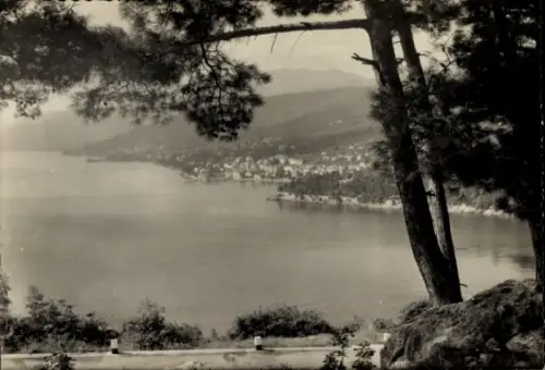 Ak Opatija Abbazia Kroatien, Blick auf  See, Berge, Bäume, Schwarz-Weiß-Foto