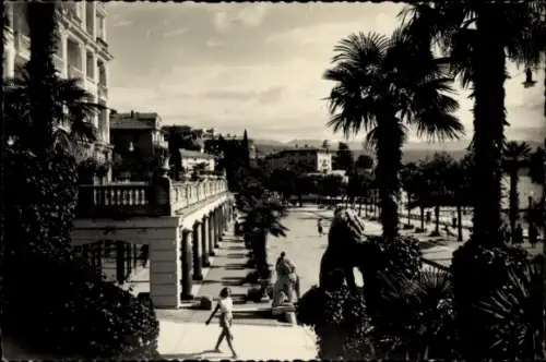 Ak Opatija Abbazia Kroatien, Palmen, Promenade,  Statue, Schwarz-Weiß-Foto