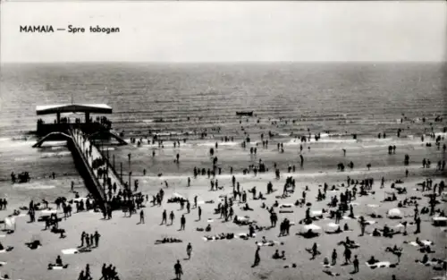 Ak Mamaia Constanța Konstanza Rumänien, Strand mit vielen Menschen, Holzsteg, Meer, Sonnenschirme