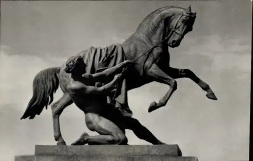 Ak Leningrad Sankt Petersburg Russland, Reiterstatue, Mann mit Pferd, Skulptur, Anichkov-Brücke